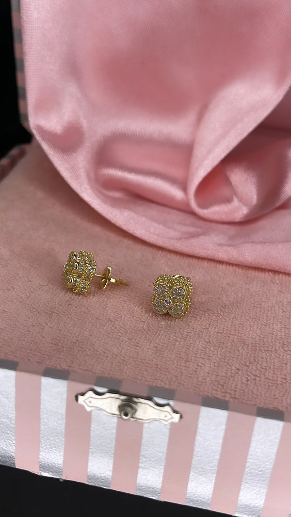 The Four Leaf Clover Earrings in Gold